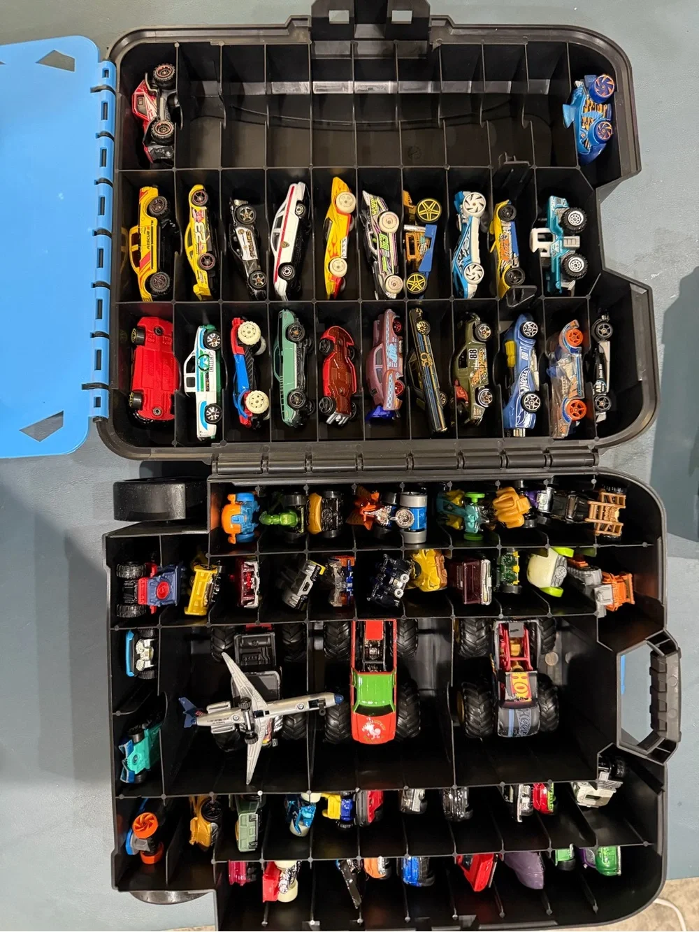 Hot Wheels Kids Toy Car Lot with cases - Multicolor Vehicles